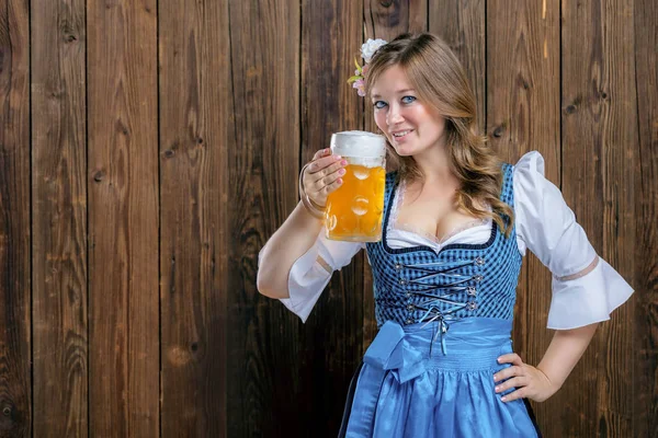 Aantrekkelijke Jonge Vrouw Traditionele Beierse Kostuum Drinken Bier Glimlachend Camera — Stockfoto