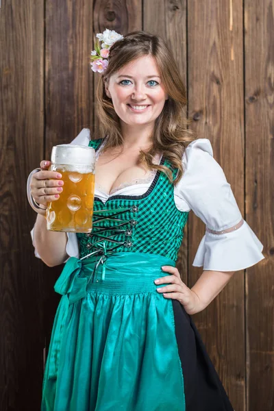 Geleneksel Bavyera Kostümü Güzel Genç Kadın Bira Cam Tutan Ahşap — Stok fotoğraf