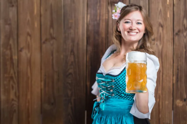 Bela Jovem Mulher Traje Tradicional Bávaro Segurando Vidro Cerveja Sorrindo — Fotografia de Stock