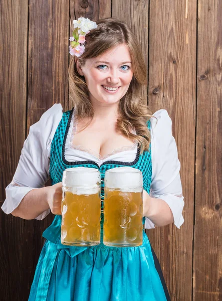 Attraktive Junge Frau Bayerischer Tracht Mit Biergläsern Und Lächelnd Die — Stockfoto