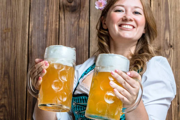 Mooie Jonge Vrouw Traditionele Beierse Kostuum Houden Bier Glazen Glimlachend — Stockfoto