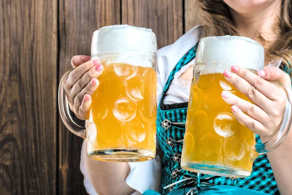 Schnappschuss Einer Jungen Frau Bayerischer Tracht Mit Biergläsern Auf Holzgrund — Stockfoto