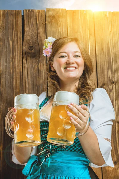 Aantrekkelijke Jonge Vrouw Traditionele Beierse Kostuum Houden Bier Glazen Glimlachend — Stockfoto