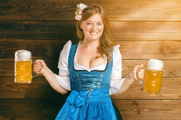 Atractiva Joven Traje Bavariano Tradicional Sosteniendo Vasos Cerveza Sonriendo Cámara —  Fotos de Stock
