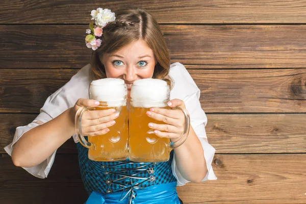 Bella Giovane Donna Costume Tradizionale Bavarese Che Tiene Bicchieri Birra — Foto Stock