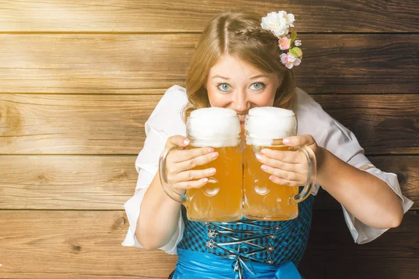 Piękna Młoda Kobieta Tradycyjnym Bawarskim Stroju Trzymania Kieliszków Piwa Uśmiechając — Zdjęcie stockowe