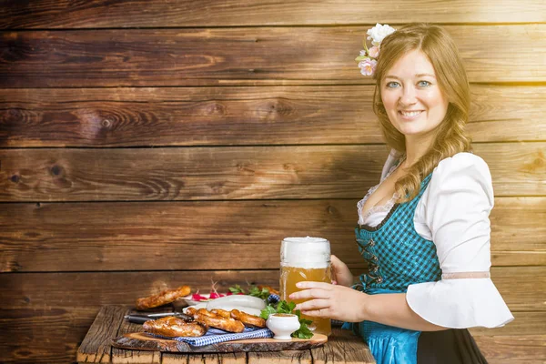 Dirndl Bira Cam Tutan Lezzetli Yemek Ile Masada Otururken Kameraya — Stok fotoğraf