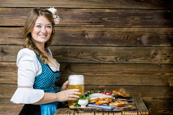 Glückliche Junge Frau Dirndl Mit Einem Glas Bier Der Hand — Stockfoto