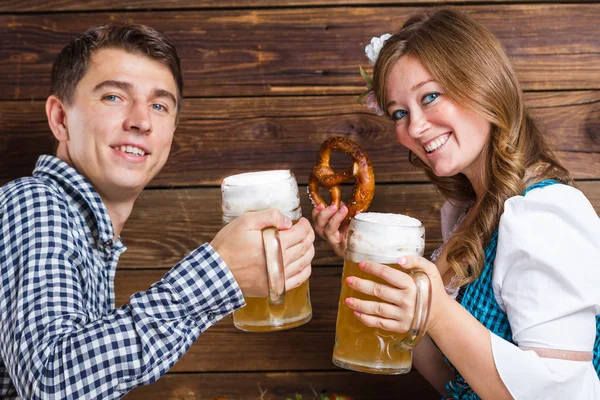 Fröhliches Junges Paar Hält Biergläser Mit Brezel Der Hand Und — Stockfoto