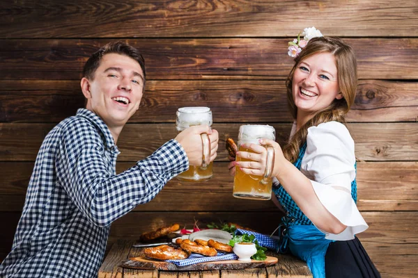 Glückliches Junges Paar Hält Biergläser Der Hand Und Lächelt Die — Stockfoto