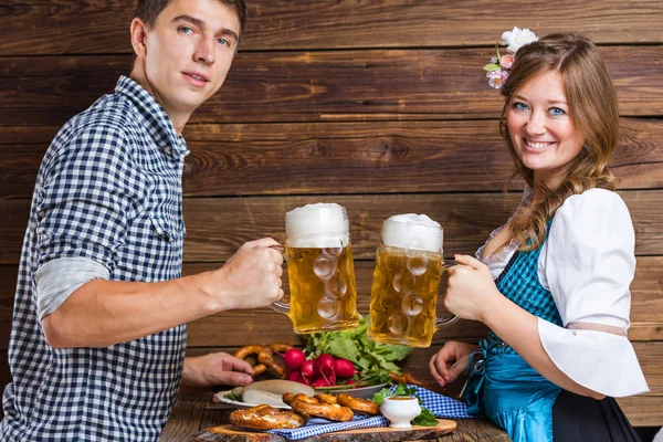 Glückliches Junges Paar Hält Biergläser Der Hand Und Lächelt Die — Stockfoto