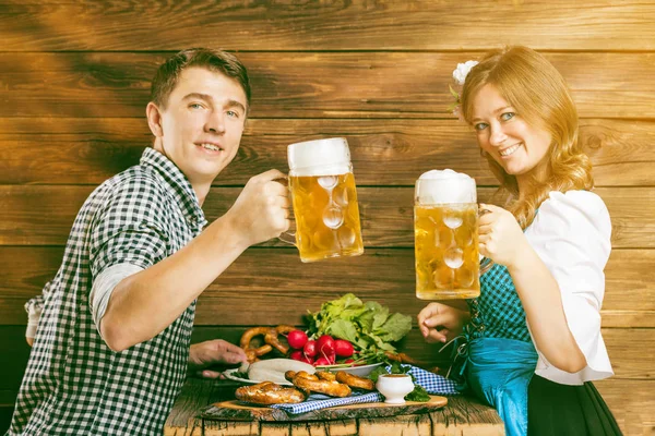 Glückliches Junges Paar Hält Biergläser Der Hand Und Lächelt Die — Stockfoto