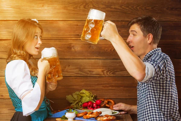 Glückliches Junges Paar Hält Biergläser Der Hand Während Tisch Mit — Stockfoto