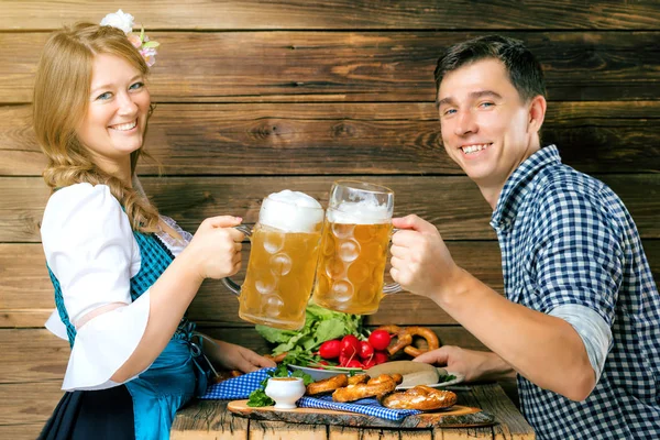 Seitenansicht Eines Glücklichen Jungen Paares Das Bier Trinkt Und Die — Stockfoto