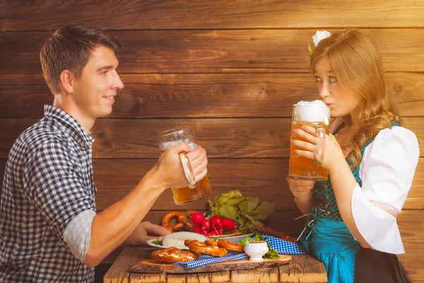 Seitenansicht Eines Glücklichen Jungen Paares Das Bier Trinkt Und Sich — Stockfoto