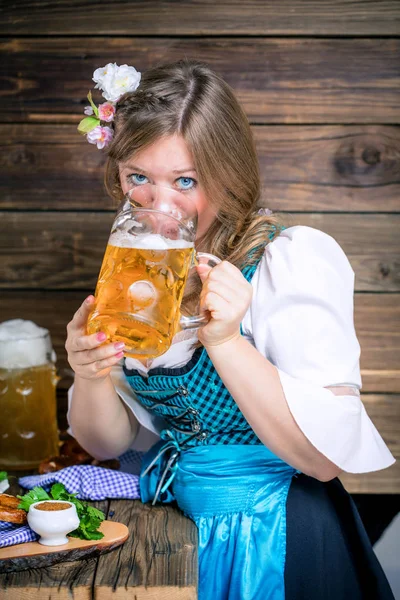 Gelukkige Jonge Vrouw Dirndl Bier Drinken Kijken Naar Camera — Stockfoto