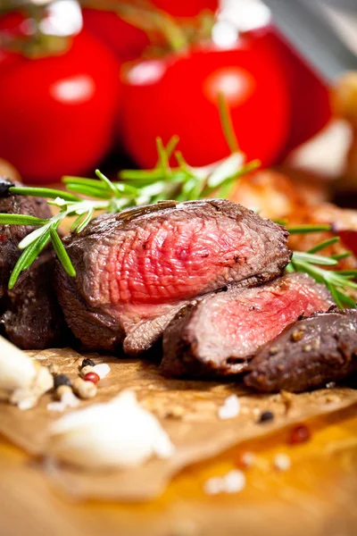 Filete Venado Parrilla Gourmet Con Tomates Romero Sobre Mesa Madera — Foto de Stock