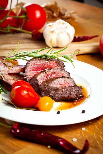 Filet Gibier Grillé Gastronomique Aux Tomates Romarin Sur Table Bois — Photo