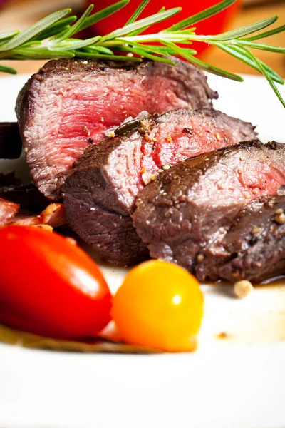 Délicieux Filet Gibier Grillé Avec Tomates Romarin Sur Assiette — Photo