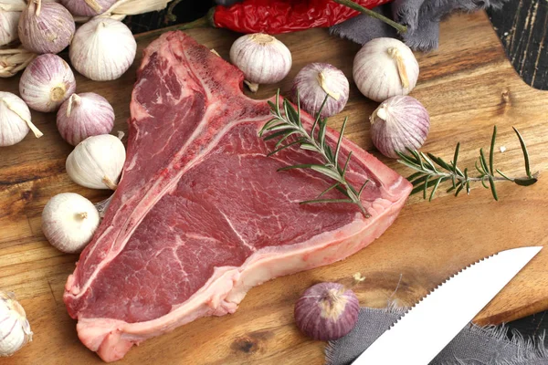 Bone Steak Gekruid Met Specerijen Verse Kruiden Geserveerd Een Houten — Stockfoto