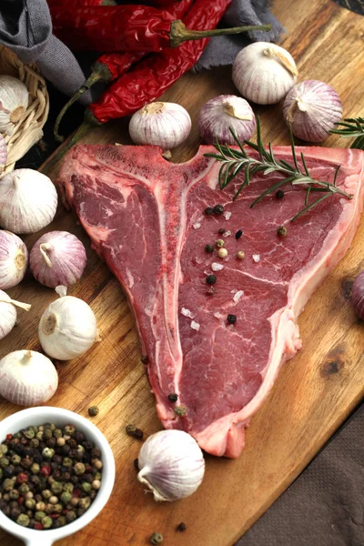 Bone Steak Gekruid Met Specerijen Verse Kruiden Geserveerd Een Houten — Stockfoto