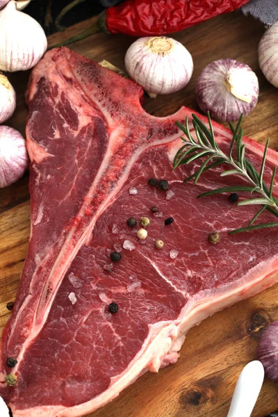 Bone Steak Gekruid Met Specerijen Verse Kruiden Geserveerd Een Houten — Stockfoto