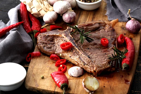 Filete Hueso Sazonado Con Especias Hierbas Frescas Servidas Una Tabla — Foto de Stock