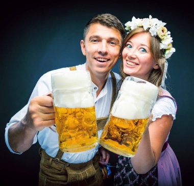 Genç arkadaşlar ellerinde bira bardaklarıyla kameraya gülümsüyorlar.