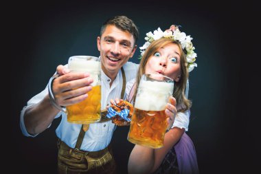 heyecanlı genç adam ve kadın gri izole bira bardak tutan 