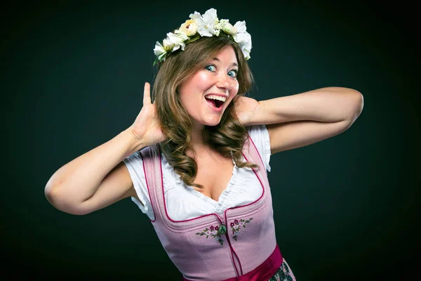 Mooie Jonge Vrouw Traditionele Beierse Dirndl Bloemen Krans Glimlachend Camera — Stockfoto