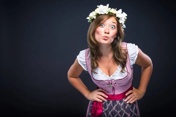 Jonge Vrouw Traditionele Bavarian Dirndl Glimlachen Camera Geïsoleerd Grijs — Stockfoto