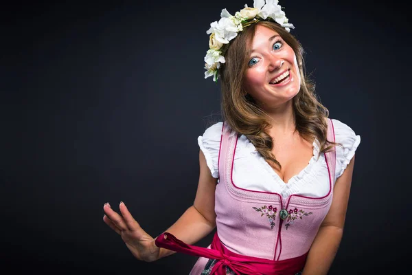 Jonge Vrouw Traditionele Bavarian Dirndl Glimlachen Camera Geïsoleerd Grijs — Stockfoto