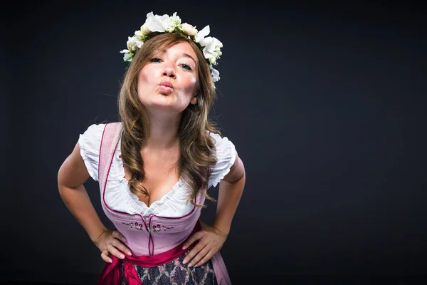 Mooie Gelukkige Jonge Vrouw Traditionele Beierse Dirndl Glimlachend Camera Geïsoleerd — Stockfoto