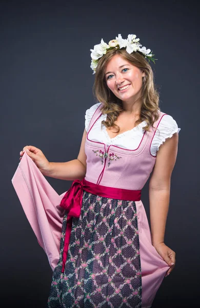 Mooie Gelukkige Jonge Vrouw Traditionele Beierse Dirndl Glimlachend Camera Geïsoleerd — Stockfoto