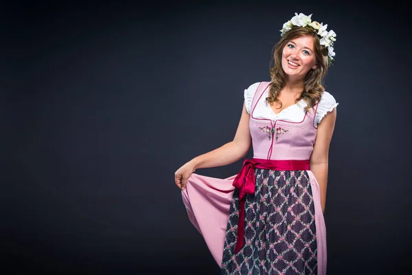 Mooie Vrouw Traditionele Beierse Dirndl Glimlachend Camera Geïsoleerd Grijs — Stockfoto