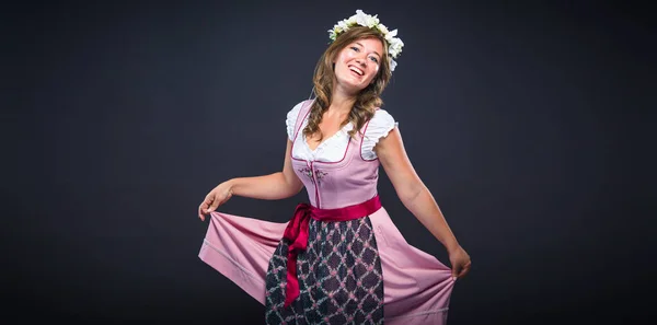 Красива Жінка Традиційному Баварському Романі Посміхається Камеру Ізольовано Сірому — стокове фото