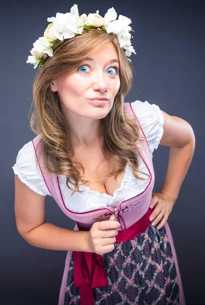 Красива Жінка Традиційному Баварському Романі Посміхається Камеру Ізольовано Сірому — стокове фото