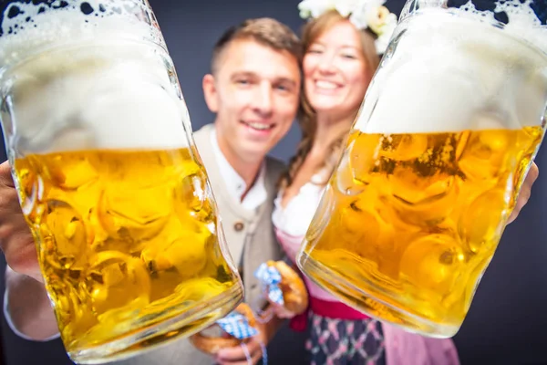 Felices Jóvenes Amigos Sosteniendo Vasos Cerveza Sonriendo Cámara —  Fotos de Stock