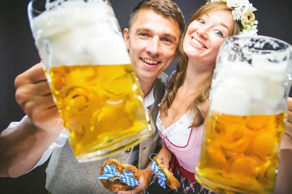 Feliz Joven Pareja Sosteniendo Pretzels Vasos Cerveza —  Fotos de Stock