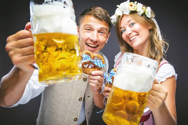 Happy Jong Stel Houdt Pretzels Drinken Bier Geïsoleerd Grijs — Stockfoto