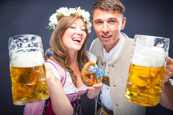 Gelukkig Jong Paar Houden Glazen Bier Glimlachend Camera Geïsoleerd Grijs — Stockfoto