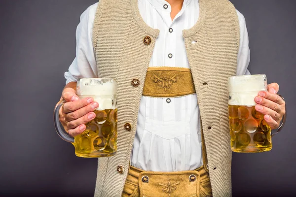 Mid Avsnitt Människan Traditionella Bayerska Kläder Håller Muggar Oktoberfest — Stockfoto