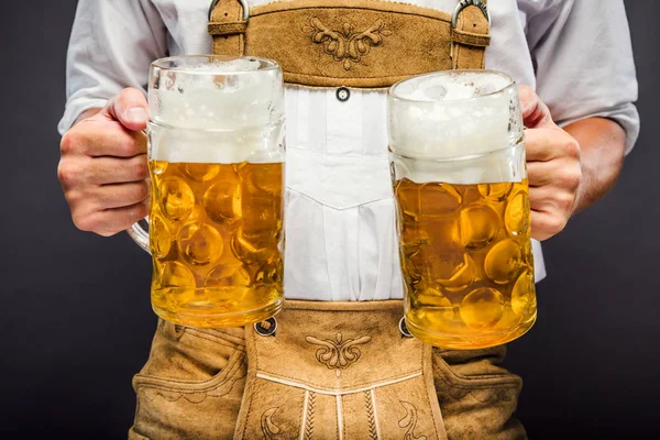 Seção Meio Homem Roupas Tradicionais Baviera Segurando Canecas Cerveja Oktoberfest — Fotografia de Stock