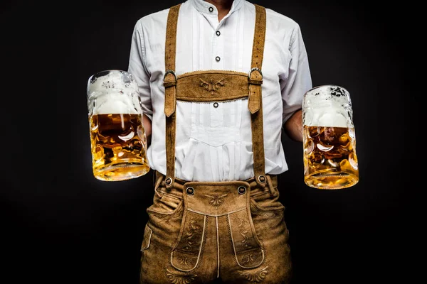 Beskurna Skott Man Traditionella Bayerska Kläder Håller Muggar Oktoberfest — Stockfoto