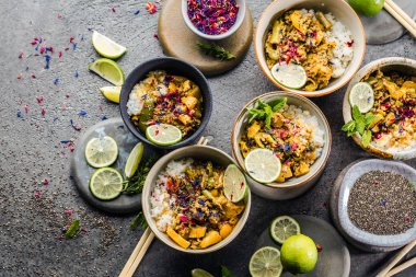 kase ve yemek çubukları çeşitli geleneksel Asya gıda kompozisyon, üst görünümü