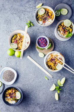 kase ve yemek çubukları çeşitli geleneksel Asya gıda kompozisyon, üst görünümü