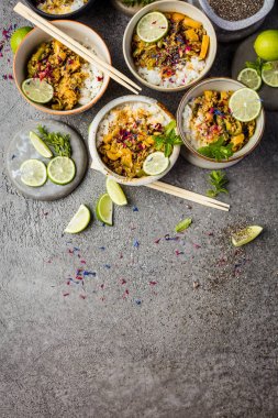 kase ve yemek çubukları çeşitli geleneksel Asya gıda kompozisyon, üst görünümü