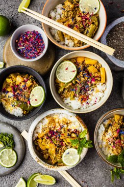 kase ve yemek çubukları çeşitli geleneksel Asya gıda kompozisyon, üst görünümü