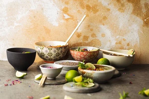 Zusammensetzung Verschiedener Asiatischer Speisen Schüsseln Und Essstäbchen Auf Dem Tisch — Stockfoto