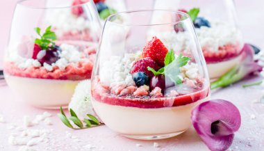 böğürtlen soslu panna cotta yakın çekim görünümü, ahududu ve gözlük taze nane